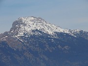 56 Zoom in Resegone con la cima innevata 